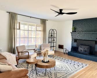 Veda Vista - Newly renovated - Rustic Modern Home - Harpers Ferry - Living room