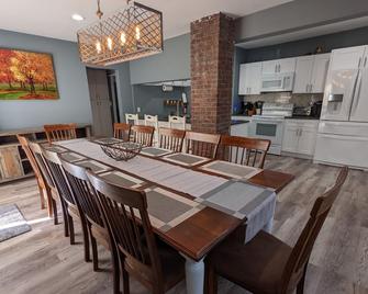 Manor house renovated with rustic charm - Livingston Manor - Dining room