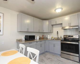 Apart#4 in 4Plex 2B/1B near to Stanford, HQFB and Amzn. - East Palo Alto - Kitchen