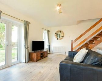 Coastal Plaice, Pet Friendly, Country Holiday Cottage In Beadnell - Beadnell - Living room