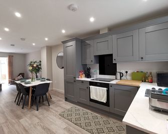 Bournemouth cottage 6mins from beach, free parking - Christchurch - Cocina