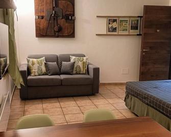 Home and Garden, relaxation in Crema, old barn now home 'Butterfly' - Crema - Living room