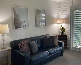 Condo within walking distance to El Paseo for shopping and restaurants. - Palm Desert - Sala de estar