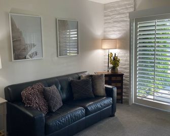 Condo within walking distance to El Paseo for shopping and restaurants. - Palm Desert - Stue
