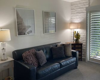 Condo within walking distance to El Paseo for shopping and restaurants. - פאלם דזרט - סלון