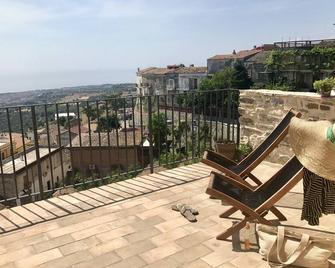 An historic luxury apartment with panoramic views over the Ionic coast and sea - Roseto Capo Spulico - Balcony