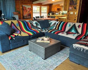 Comfy and Cozy Family Cabin in Sequoia Nat’l Forest in California Hot Springs! - California Hot Springs - 客廳