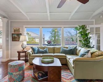 Bass Luxury Cabin-Game Room-Outdoor Kitchen-Lake View - Bass Lake - Living room