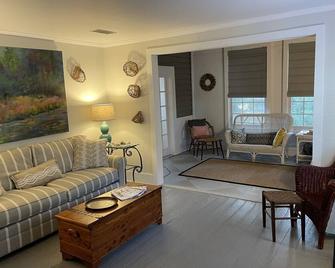 Quiet Darien Ga Home - Darien - Living room