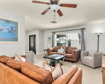 Short Walk to Maple Beach Access I 3/2 w/ Heated Pool - Marco Island - Salon