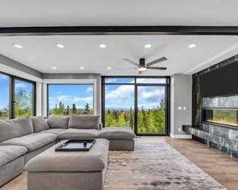 Mountain Lake Sanctuary in Alaska - Anchorage - Living room