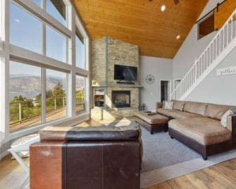 Spacious Lakeview Retreat w/ Hot Tub & Game Room! - Manson - Sala de estar