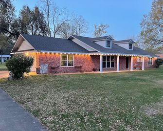 3-bedroom house in peaceful Marksville - Marksville - Edificio