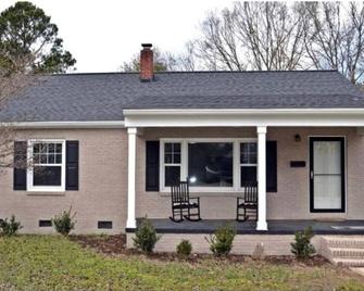 This Beautiful Home Makes You Feel Right At Home - Cheraw - Building