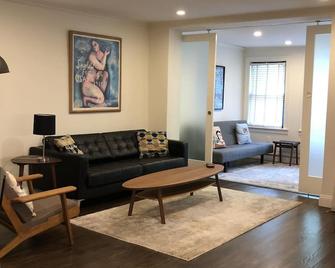 Sunny, Newly Renovated Family-Friendly 2 Bedroom Garden Apartment For Rent - New York - Vardagsrum
