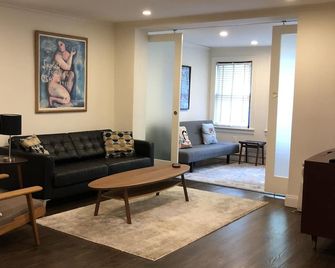 Sunny, Newly Renovated Family-Friendly 2 Bedroom Garden Apartment For Rent - New York - Wohnzimmer