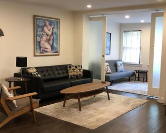 Sunny, Newly Renovated Family-Friendly 2 Bedroom Garden Apartment For Rent - ניו יורק - סלון