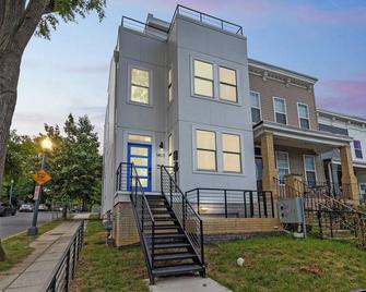 3-bedroom condo in charming Washington with AC, WiFi. Relax and enjoy - Washington, D.C. - Building
