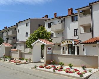 Hotel Villa Letan - Peroj - Building
