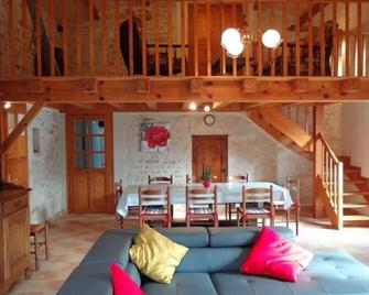 Gite Saint-Juire-Champgillon, 3 bedrooms, 8 persons - Saint-Juire-Champgillon - Sala de estar