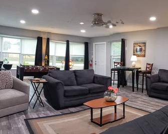 Palm Tree Paradise, 3 bed 3 baths, family & pets welcome few miles to Beaches - Largo - Living room