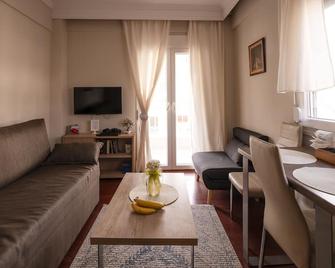 Cozy 2-bedroom apartment,near the beach , WiFi, AC in beautiful Nea Kallikratia - Nea Kallikratia - Wohnzimmer
