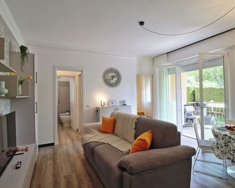 Holiday apartment with private beach,lake view, elegant, new on the lakefront - Toscolano Maderno - Living room