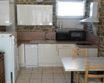 Située Entre la Gare et la Plage du Sillon et à 10-15 mn à Pied D'intra Muros - Saint-Malo - Kitchen