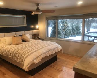 Beautiful home with stunning lake views from every room. - Rockford - Habitación