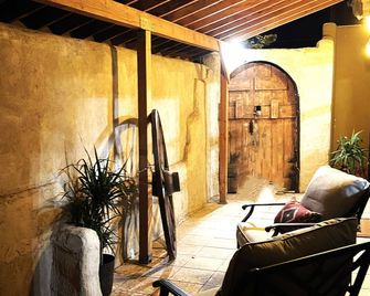 The Moriah- An exquisitely decorated home with an 1800's look located in town. - Tombstone - Sala de estar