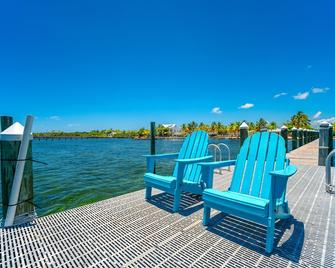 Waterfront Cozy Cottage with Boat Ramp & Dock - Little Torch Key - Patio