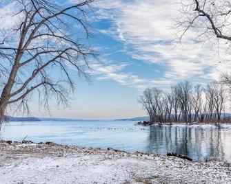 Mighty Mississippi River Retreat - Bettendorf - Beach