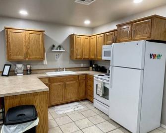 Charismatic and Clean- 2 Bedroom Duplex - Ada - Cucina