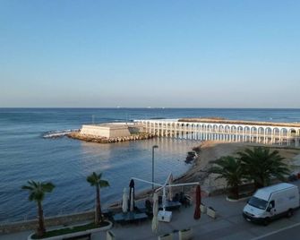 Spacious beachfront apartment - Civitavecchia - Schlafzimmer