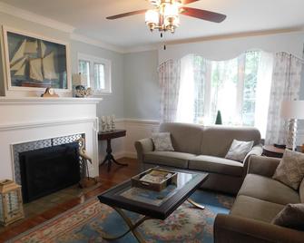 The Castle at Lakeside - Marblehead - Sala de estar
