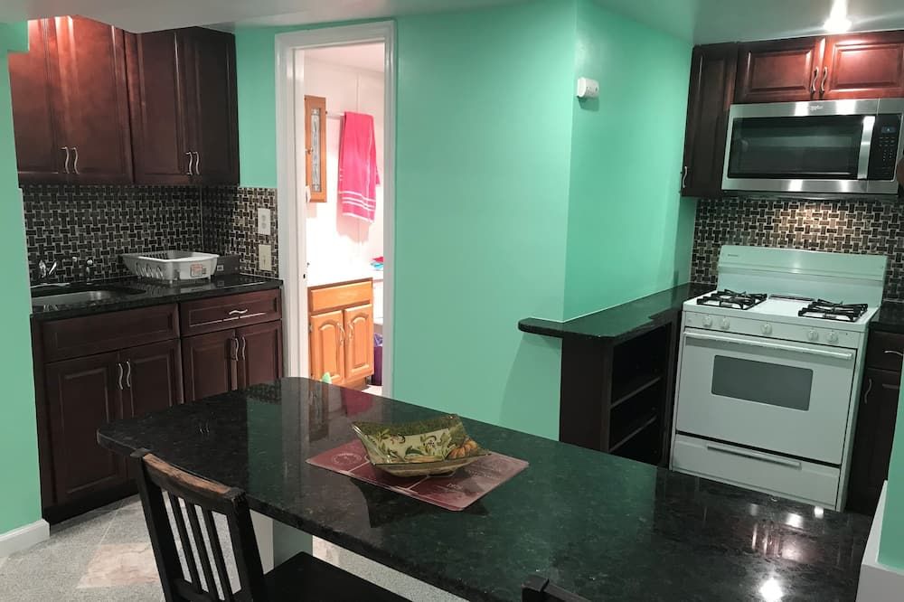 5-min walk to Columbia Heights Metro 1BR Furnished English Basement Apartment DC - Washington D. C. - Cocina