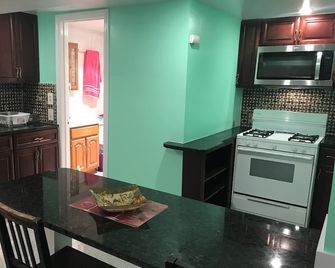 5-min walk to Columbia Heights Metro 1BR Furnished English Basement Apartment DC - Washington D. C. - Cocina