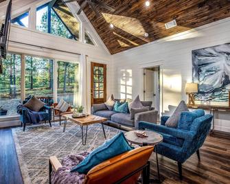 Painted Sky Modern Broken Bow Cabin with Hot Tub! - Broken Bow - Living room