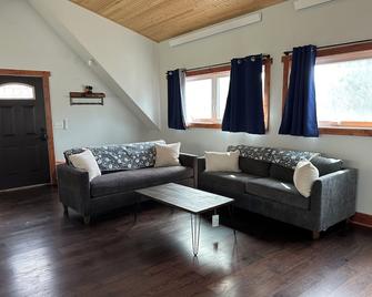 Peregrine Nest- Spacious apartment close to Yellowstone, tons of wildlife - Gardiner - Salon