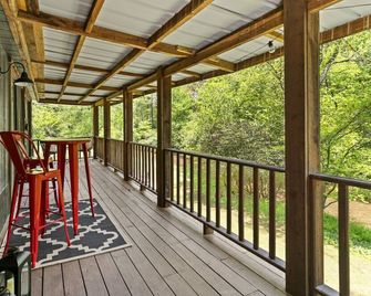 Creekside vibes - 1 bedroom cozy cabin w/ outdoor fire pit + pet friendly! - Hillsville - Balcón