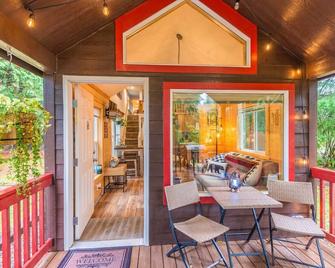 Trout Corner wooded tiny home - Forks - Patio