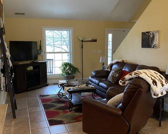 Spacious four bedroom country private home, large kitchen, wi-fi. Nature awaits. - Harrisburg - Sala de estar