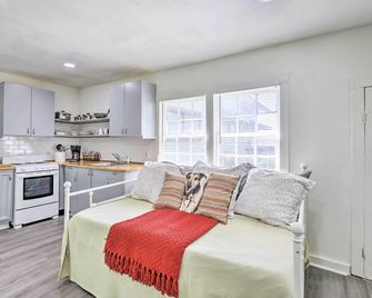 Quaint Leeds Studio with Yard about 18 Mi to Birmingham! - Leeds