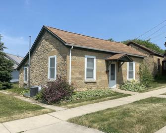 Cottage on Main - Dodgeville - Building
