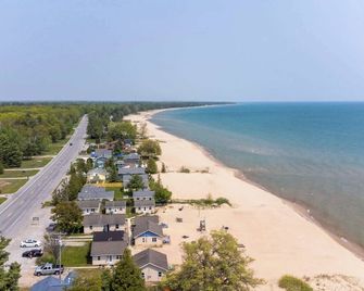 Updated Studio Style room on Lake Huron - Oscoda - Strand