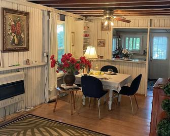 Affordable Wine Country Cozy Cottage - Riverhead - Dining room