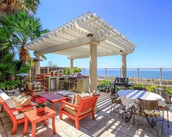 A wonderful newly renovated apartment located in our waterfront home. - Hercules - Patio