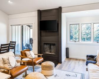 Gorgeous, modern mountain view condo with deck & great kitchen - Wilson - Sala de estar