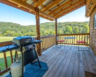 Cabin-ette at the Creek ~ a Tiny Ozark Getaway - Mountain View - Balkon