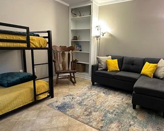 Cozy country retreat!- Close to River Run and Lake Jacksonville - Jacksonville - Wohnzimmer